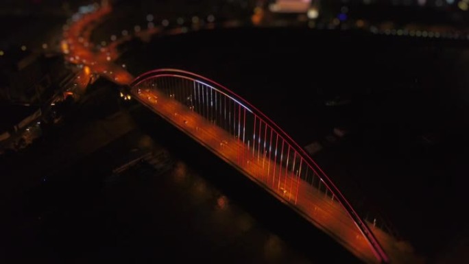 夜间照明武汉市著名交通桥梁顶部空中全景4k倾斜移位中国
