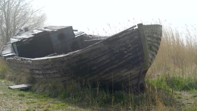 河边的一艘破碎的废弃木船