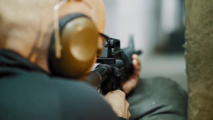 一名男子在射击场用自动卡宾枪射击