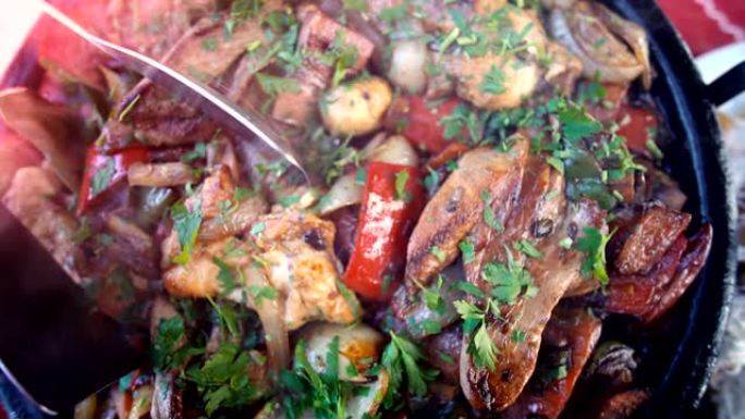 保加利亚国家菜-蔬菜炖煮，并在陶瓷锅中食用