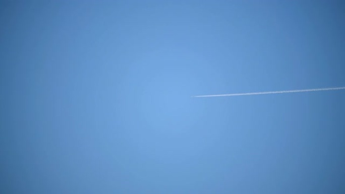 喷气式客机在天空中高飞的场景在湛蓝的天空中留下了凝结尾迹。