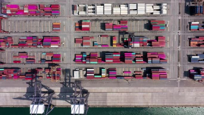 商业港口进出口货物和港口数千个集装箱的鸟瞰图