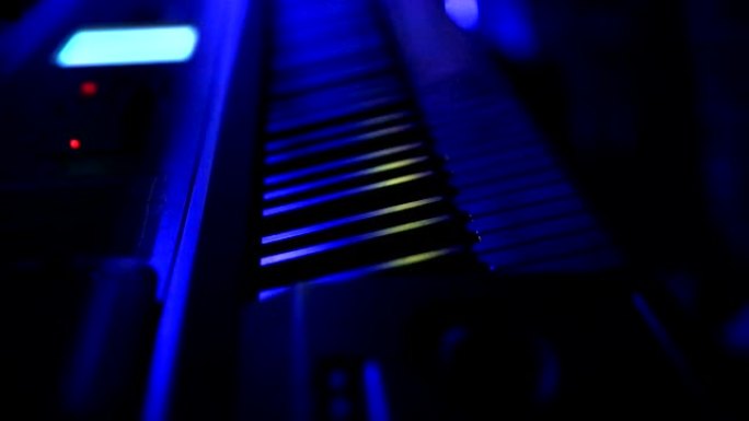 音乐键盘钢琴在舞台上特写机架聚焦