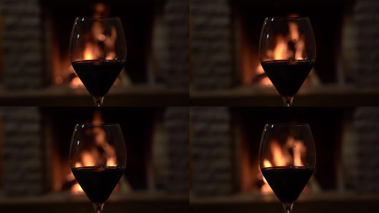 在乡间别墅舒适的壁炉前喝一杯红酒。