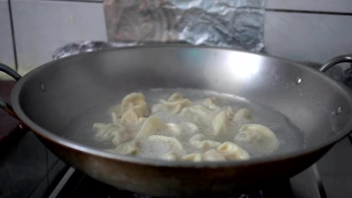 饺子是在锅里用开水煮的。