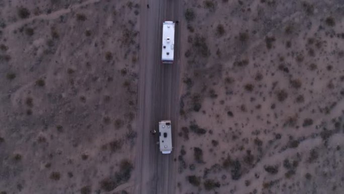 日落时山谷中央的露营车