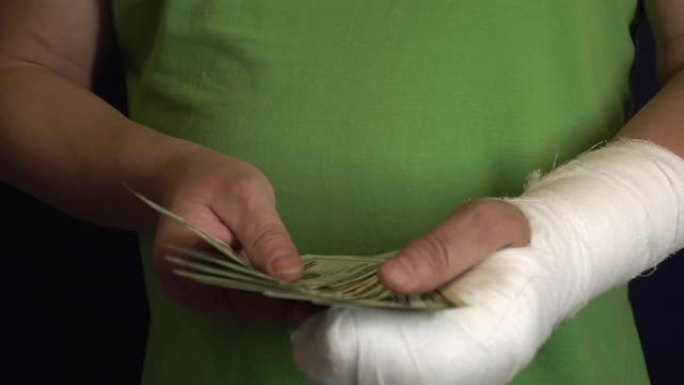 一个手臂上有石膏的男人从医院的紧急医疗费用中赚钱。有偿药品 ..