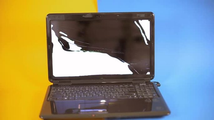 彩色背景上破碎的笔记本电脑屏幕