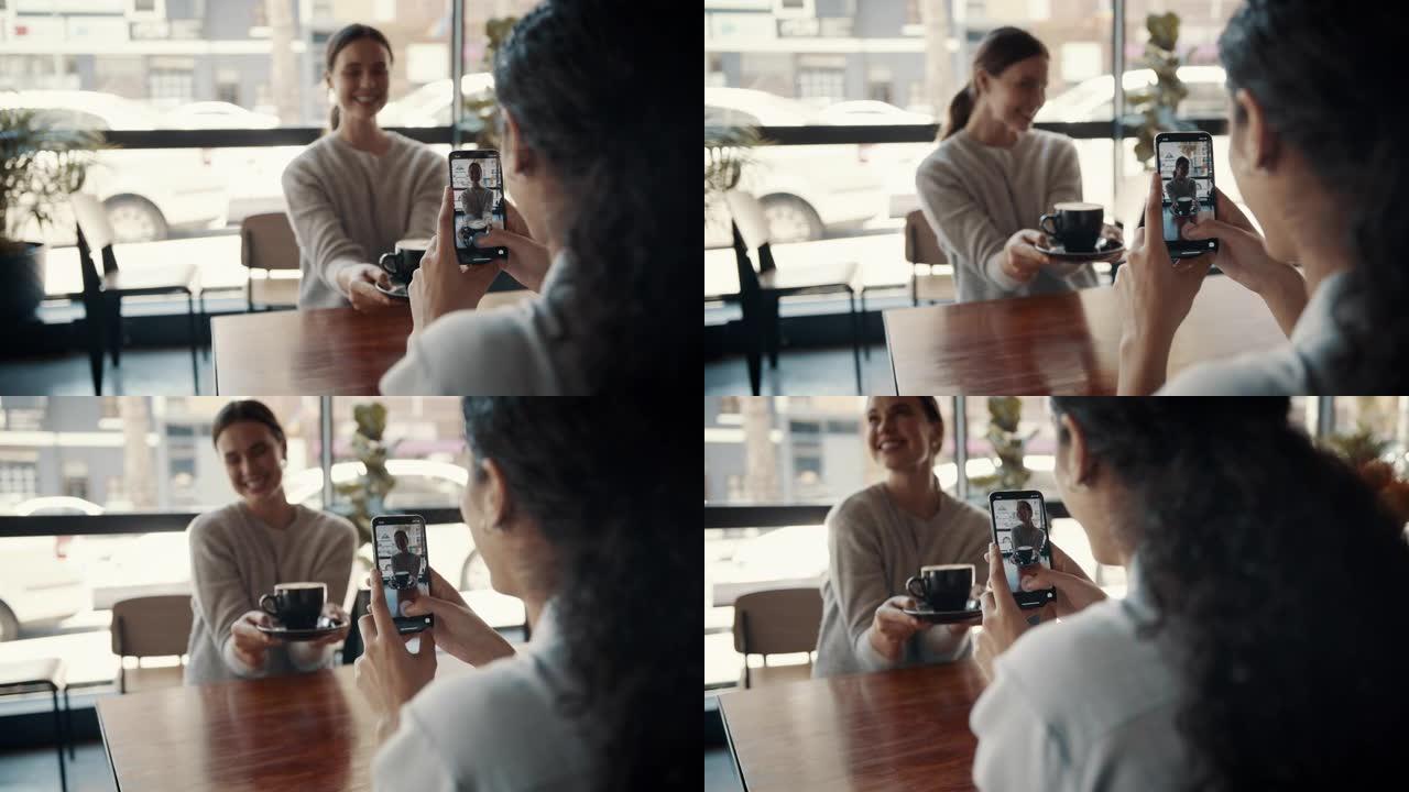 女人在咖啡馆里拍她的朋友拿着咖啡