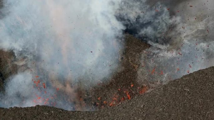 自然灾害: 活火山火山口喷出的炽热熔岩，气体，蒸汽和灰烬