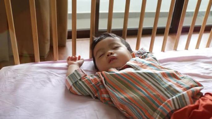 一个男婴睡在婴儿床上的特写视频