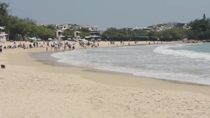 游客在石澳海滩的岸边享受海浪，这是香港全岛拍摄的一片白沙