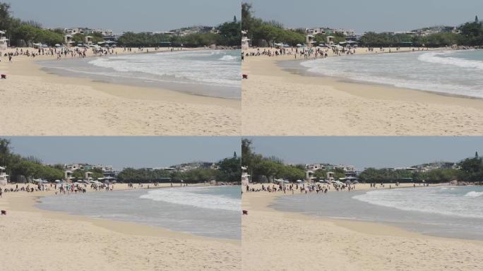 游客在石澳海滩的岸边享受海浪，这是香港全岛拍摄的一片白沙