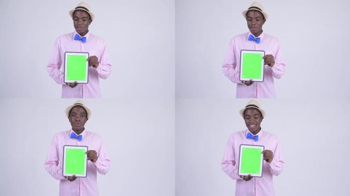 快乐的年轻非洲游客展示数字平板电脑