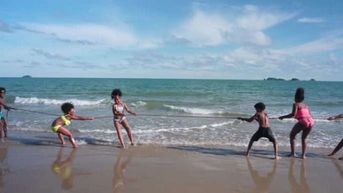 一群非洲儿童在海滩上拉锯战
