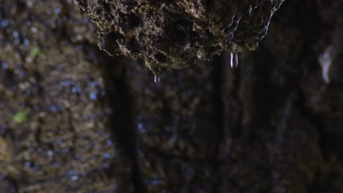 水滴从水上洞穴画廊的岩石中掉落