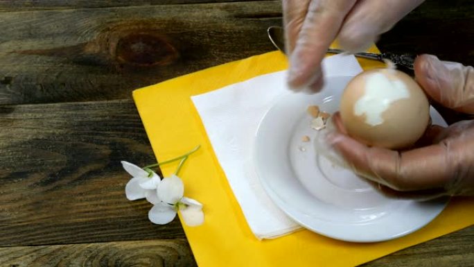 人用手拿一个煮鸡蛋。