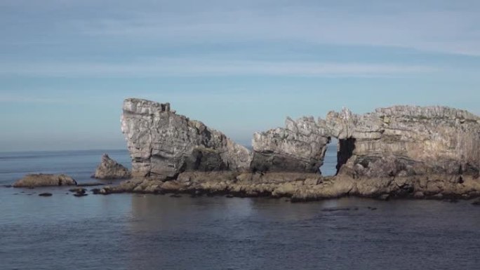 岛上悬崖上的石拱门。