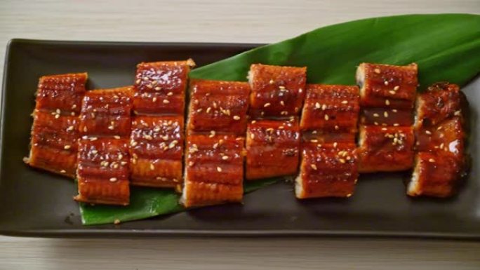 切片烤鳗鱼或烤unagi酱 (Kabayaki) -日本美食风格