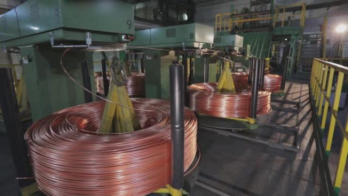 电缆线生产和工厂机器。现代电缆厂。电缆的生产