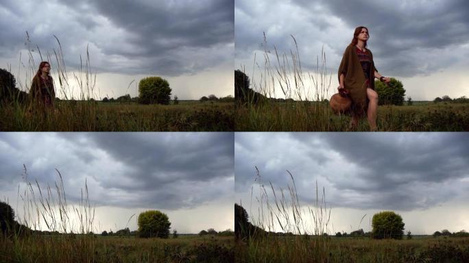 年轻女子手拿陶瓷罐在草地上行走在多云的天气