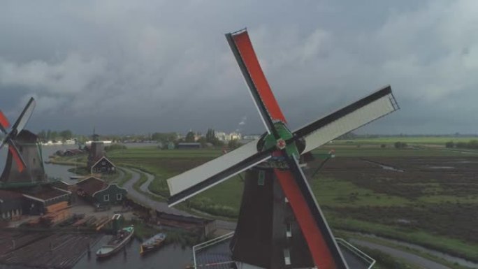 从扎安斯·谢斯 (Zaanse Schans) 北荷兰的传统历史悠久的荷兰风车旋转的彩色叶片中空中拉