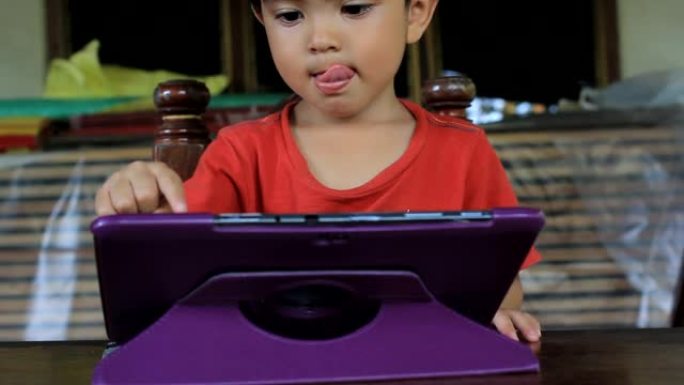 亚洲泰国小男孩使用数字平板电脑