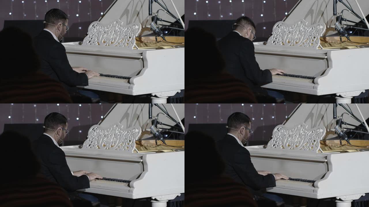 一位钢琴家在夜总会室内背景上近距离表演自己的音乐