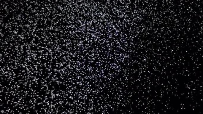 黑色背景上的真正雪