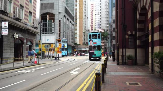 香港上环西市文物历史建筑外，两辆电车缓慢转弯