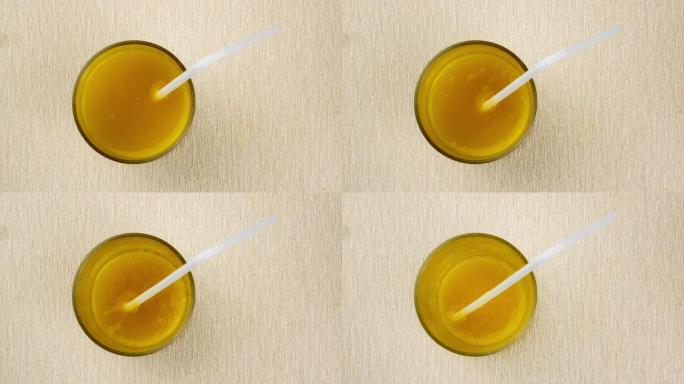 芒果汁的俯视图从餐桌垫上的玻璃中消失。