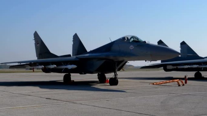 Zoom到俄罗斯捐赠给塞尔维亚的装有真正导弹的军用飞机