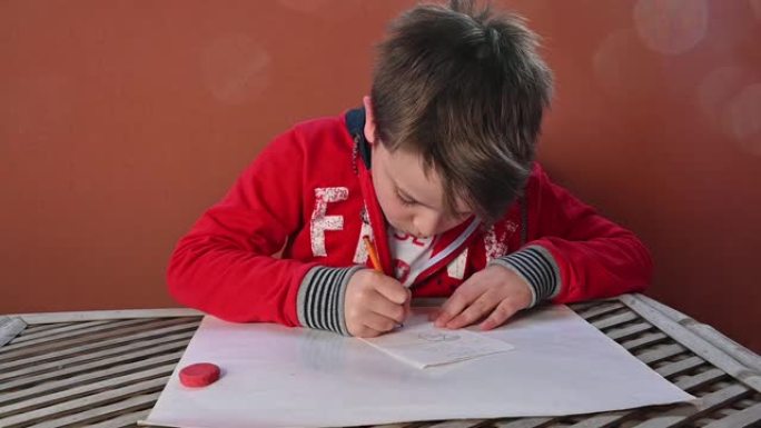 儿童用铅笔绘画