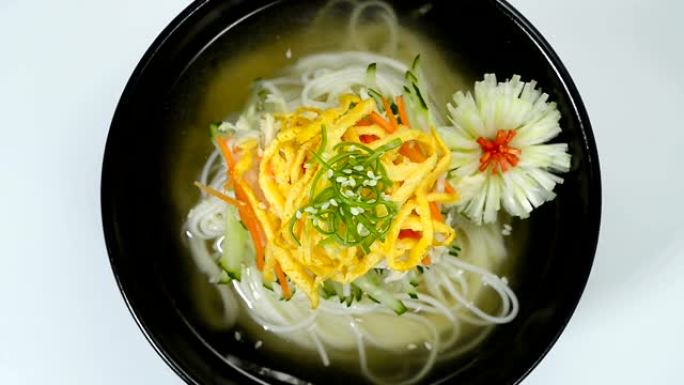 韩国冷面汤Naengmyeon传统韩国食品
