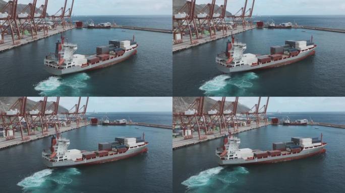 装有集装箱的货船进入港口卸货。