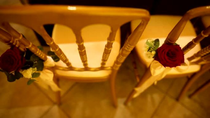 室内婚礼场地椅子与玫瑰花