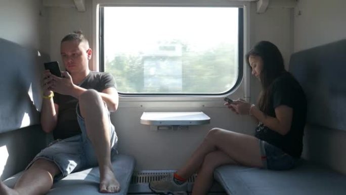 乘客在乘客车厢内使用智能手机