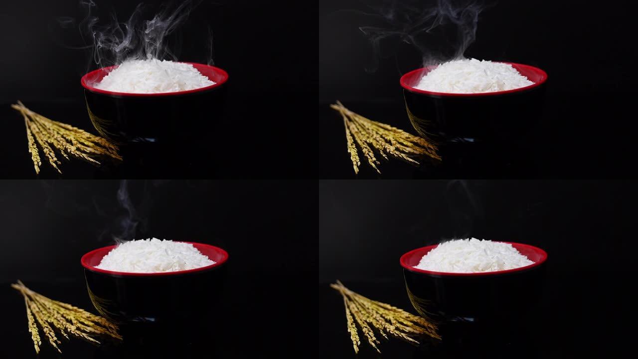 黑碗里煮熟的米饭和烟