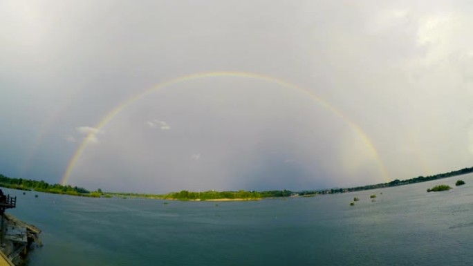 在山区经历了一场强烈的夏雨之后，湄公河深处的雨林上出现了双彩虹。周围山坡上有云的绿色森林