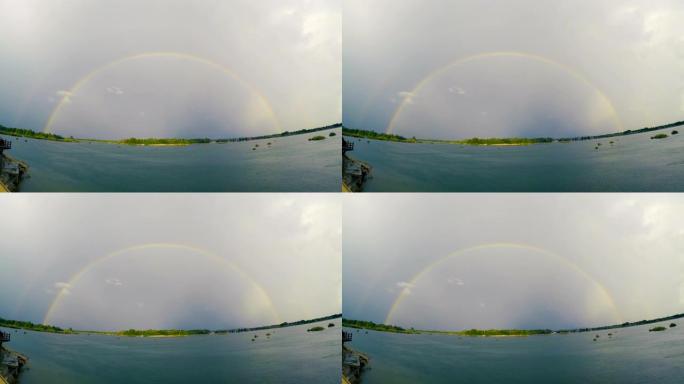 在山区经历了一场强烈的夏雨之后，湄公河深处的雨林上出现了双彩虹。周围山坡上有云的绿色森林