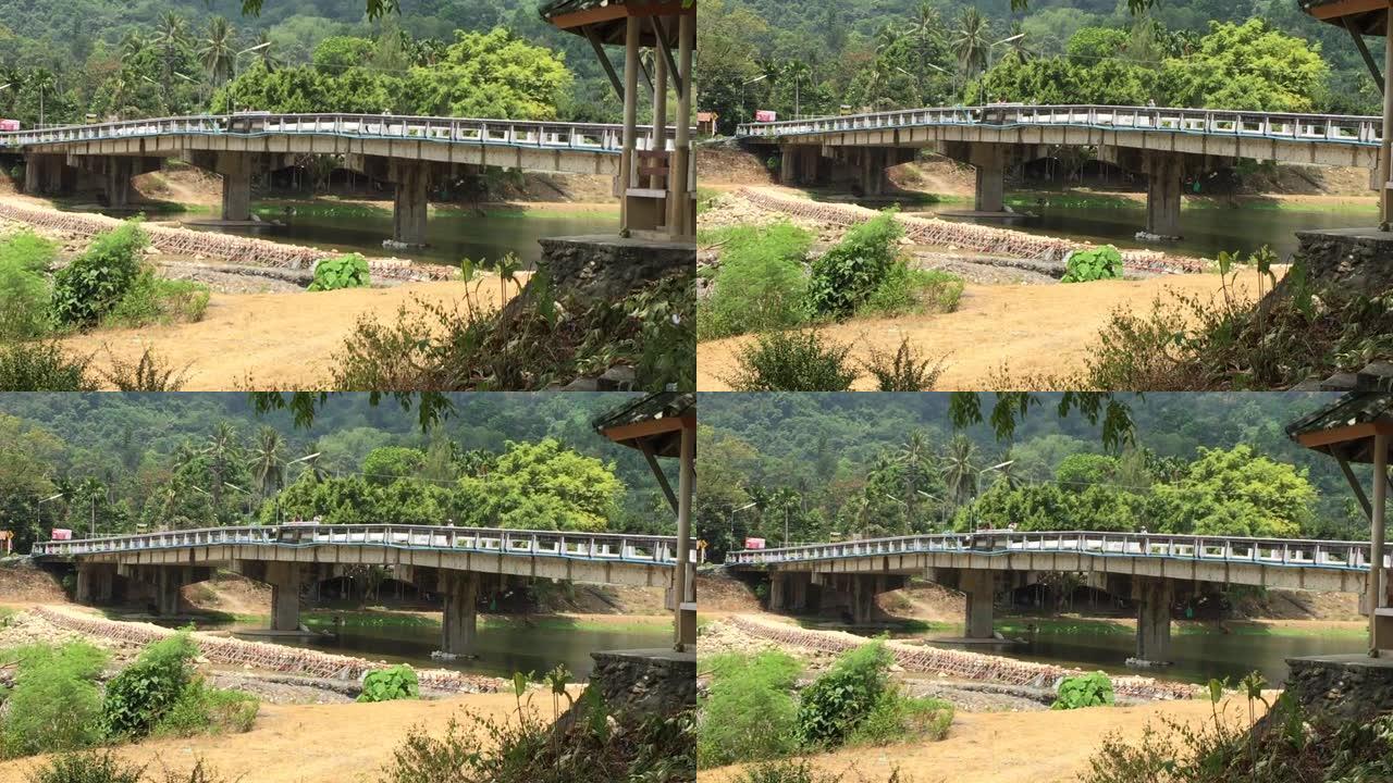 小河和小桥边的Khlong Tha景观