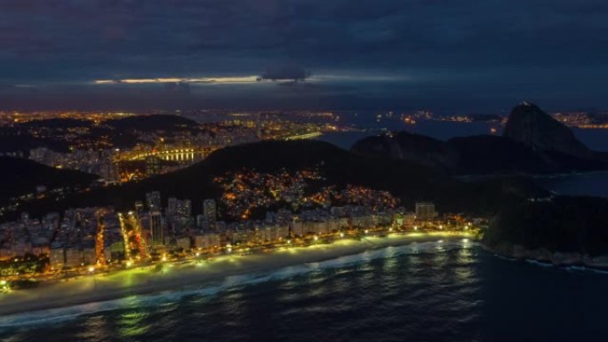 飞越里约热内卢市著名的海湾海滩暮夜照明航空全景4k延时巴西