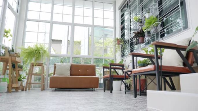 场景多莉拍摄室内现代住宅与小花园，在温室小花园放松