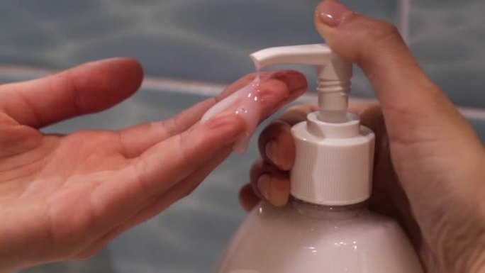 年轻女子用白色肥皂洗手