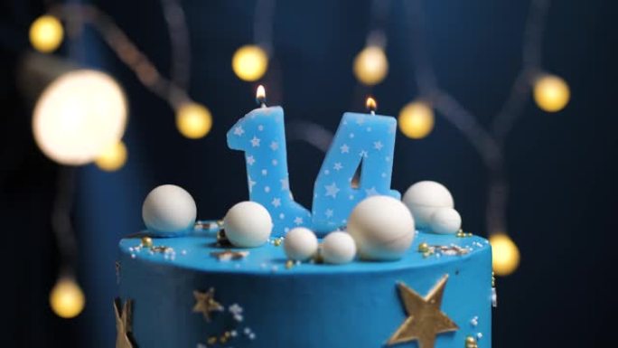 14号生日蛋糕星星天空和月亮概念，蓝色蜡烛被打火机点燃，然后吹灭。如果需要，请在屏幕右侧复制空间。特
