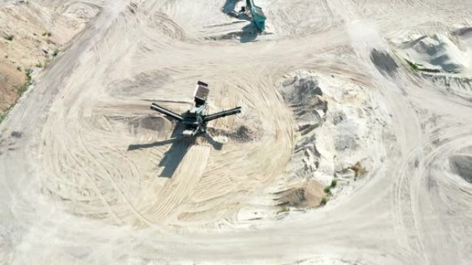 在德国北部的砾石坑和加工机器上经过筛选的沙堆飞行的航拍照片。