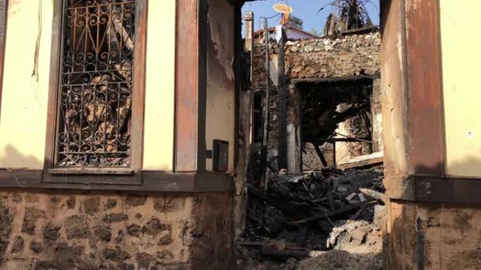 土耳其安塔利亚·卡莱奇老城火灾事故后被烧毁的古代历史2层房屋废墟。4k库存视频，堆积灰和纵火，倒塌的
