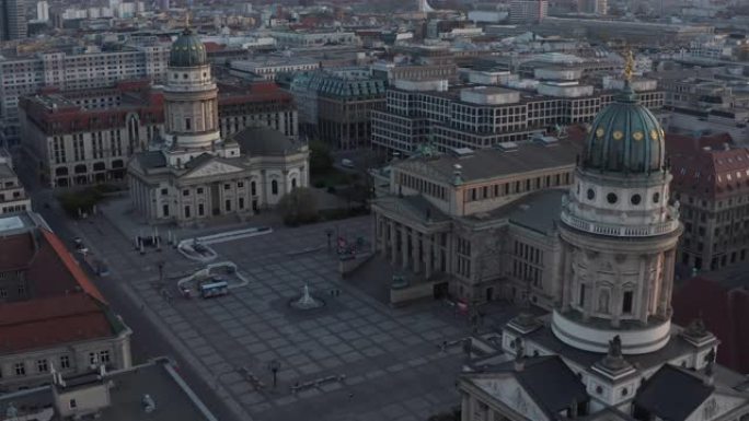 空中: 空的柏林宪兵广场，在科罗纳病毒COVID19大流行4K期间可以看到德国教堂，Konzerth