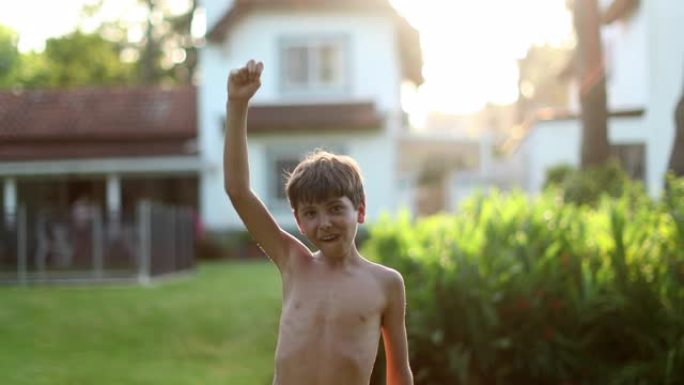 年轻男孩在户外庆祝活动中举起手臂