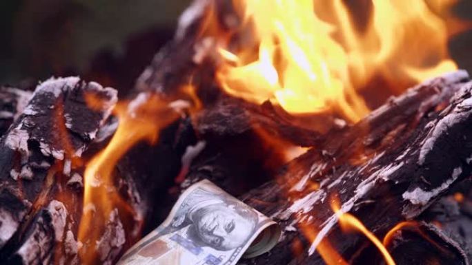 金钱在大火中燃烧